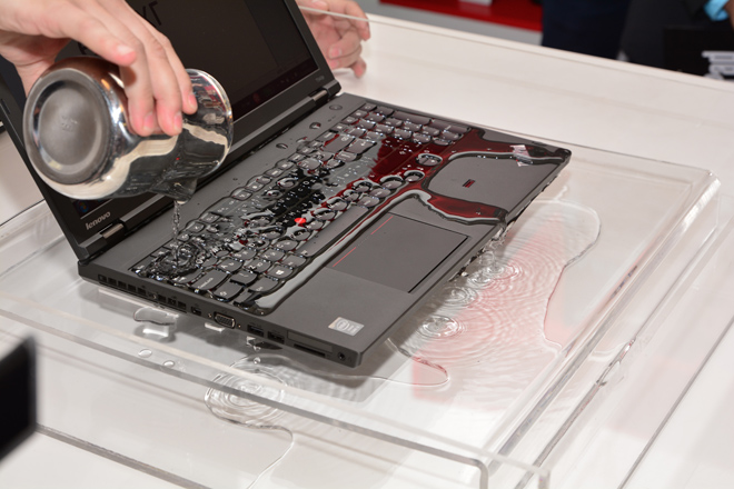 Image:Crash тестове на ThinkPad на живо в Lenovo Exclusive Store