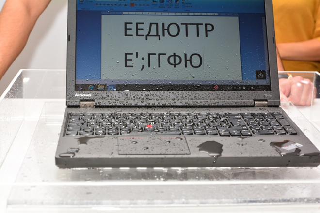 Image:Crash тестове на ThinkPad на живо в Lenovo Exclusive Store
