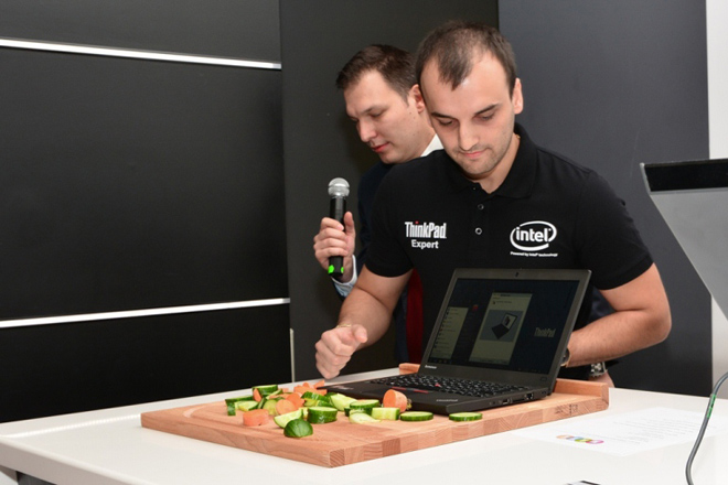 Image:Crash тестове на ThinkPad на живо в Lenovo Exclusive Store