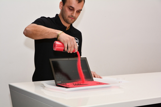 Image:Crash тестове на ThinkPad на живо в Lenovo Exclusive Store