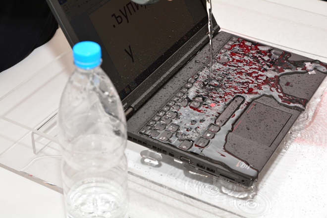 Image:Crash тестове на ThinkPad на живо в Lenovo Exclusive Store
