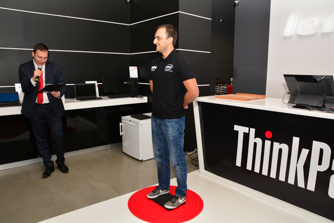 Image:Crash тестове на ThinkPad на живо в Lenovo Exclusive Store